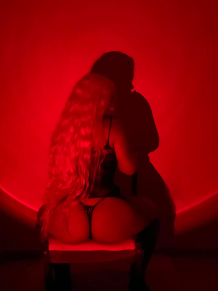 Meu privado é apenas para vendas e videochamadas 💸 não estou aqui para bater papo ou fazer amizades, por favor evite mandar msg se não for para compras ou adquirir algum serviço meu, um beijo meus amores, não costumo entrar aqui mas assim que entro respondo todos(apenas clientes)