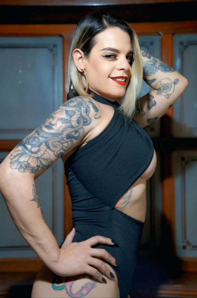 Fetiche com trans não é apenas sobre desejo — é sobre fascínio por corpos que desafiam padrões, misturam suavidade e intensidade, e despertam fantasias únicas. É atração por autenticidade, por experiências fora do comum, onde cada toque revela novas sensações e cada encontro é um convite para explorar sem tabus.