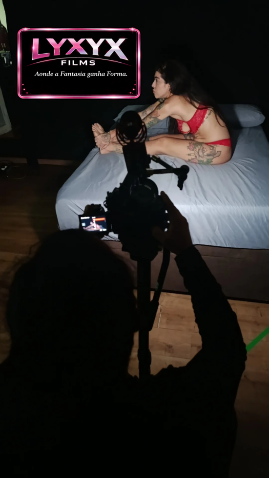 🎥Antes do “ação”, já tem gemido preso na garganta.

Corpos colados, pele quente e aquela vontade impossível de ignorar.
Aqui ninguém finge — o tesão é real e já tomou conta do set.

Backstage não é descanso, é provocação. É onde o desejo cresce, a tensão aumenta
e todo mundo sabe que, quando a câmera ligar,
não vai sobrar controle… só entrega. 😈🔥